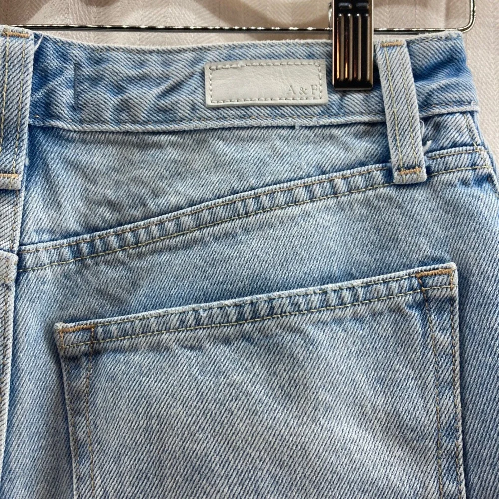 Abercrombie Fitch Mom‎ High Rise Denim Shorts Distressed Frayed Light Wash 26/2